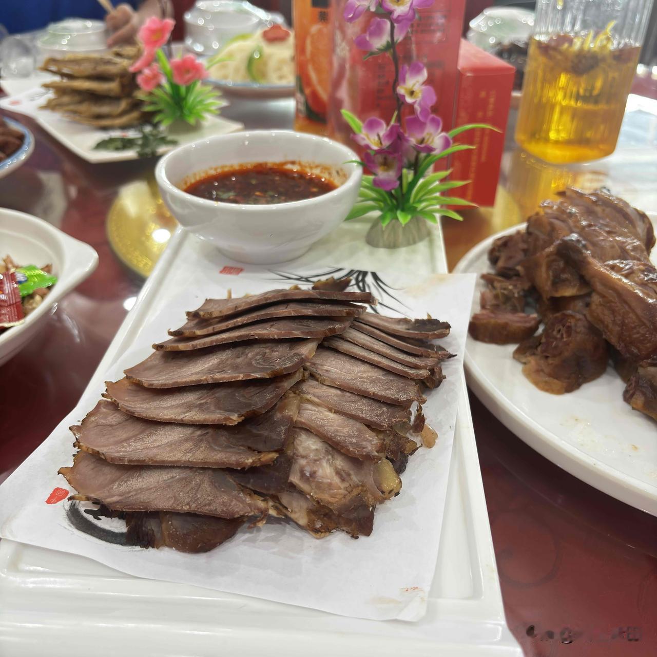 蓝田普化街道，大一点的饭店也就是亚斌饭店和二怪酒楼了，亚斌吃过两次，二怪酒楼没去