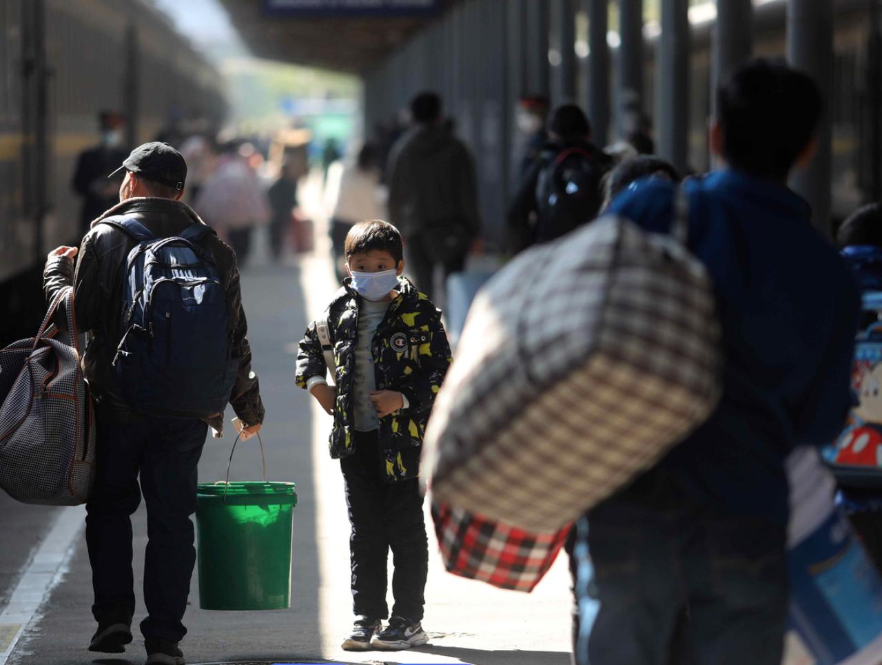 今年叔叔要回去过年，很久没有回老家了，想跟乡亲们一起唠唠，我本来想劝他不要回去，