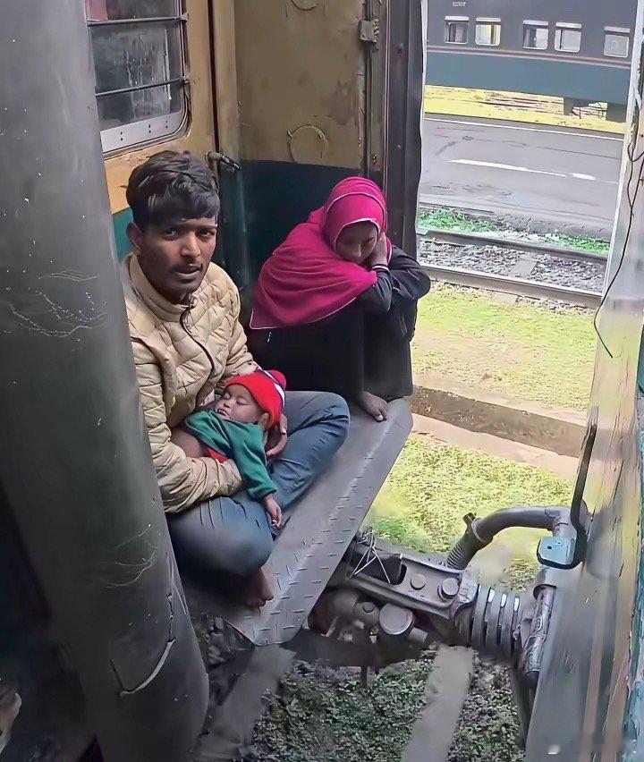 印度贫困家庭因为买不起火车票无奈选择坐在车厢间的连接处，又感觉还挺人性化的，留着