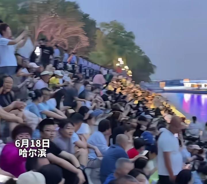 哈尔滨端午前夜太有烟火气了！中央大街和江边挤满了人，到处都是逛玩的市民，一眼望不