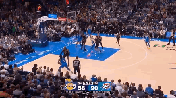 不得不说这个球詹姆斯有点儿趁人之危了！

在对手多特一次突破詹姆斯成功杀到篮下之