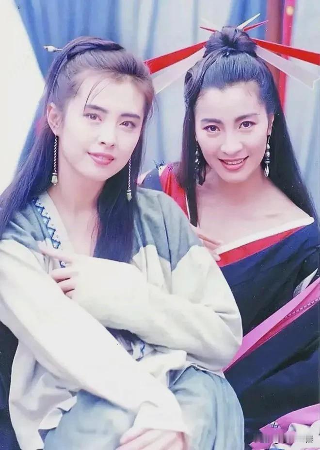 她与那个大美女同框，都压一头。而合影的美女个个都漂亮，而她气质如兰，恬静，不用过