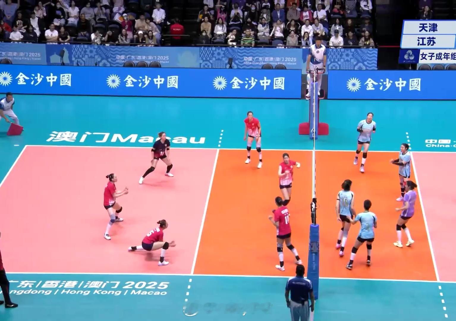 女排小组赛A组，天津女排1比1江苏女排（25-19 21-25）乒乓球男单半决赛