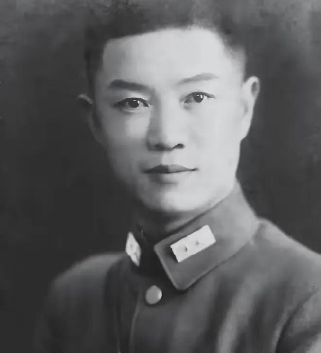 1949年，国军中将柏辉章弃暗投明在遵义起义，两年后他的五弟却举报他：“我哥哥是