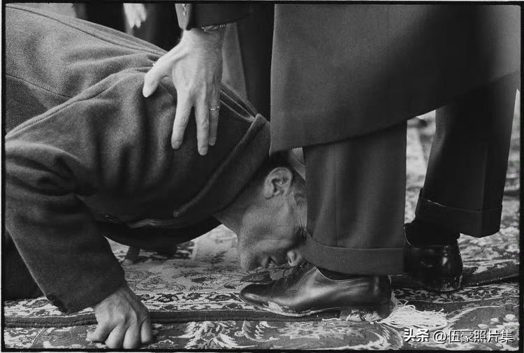 1962年，在伊朗伊斯法罕省，的一场土地分配仪式上，一位刚拿到地契的年迈农民，在