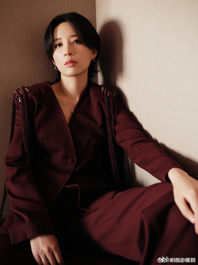 李斯丹妮新年首套高定 李斯丹妮和高定的适配度，已经不需要多说了。这次新年首套一出