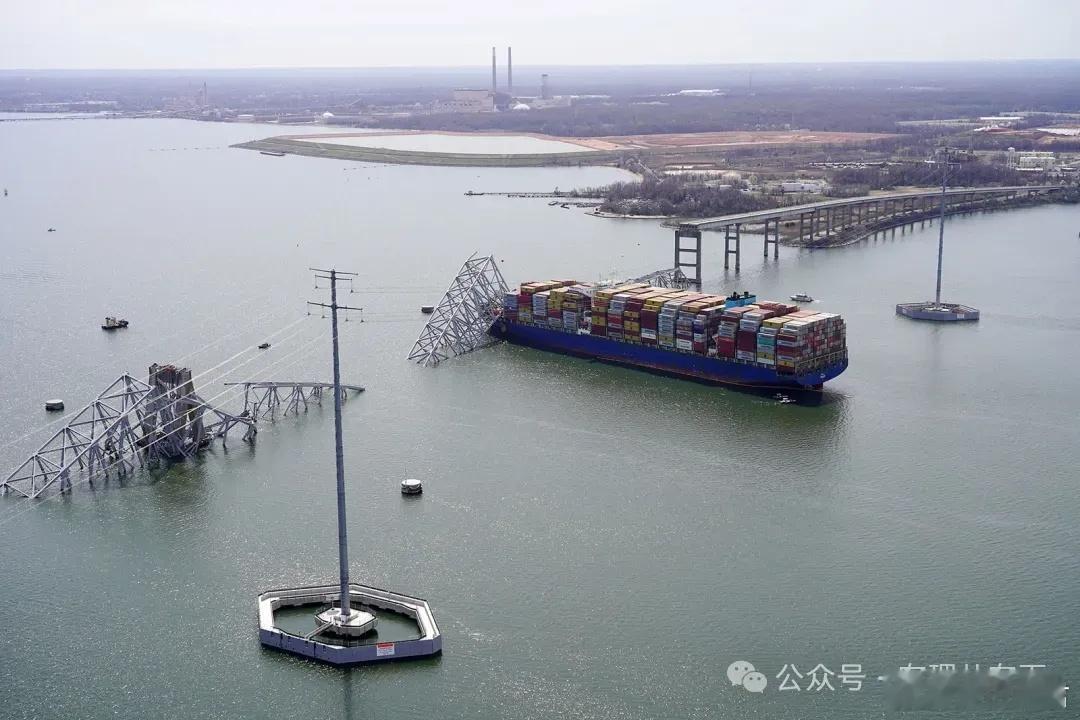 拜登，又撒谎了！3月26日凌晨，据媒体报道：美国马里兰州巴尔的摩市帕塔普斯科河上