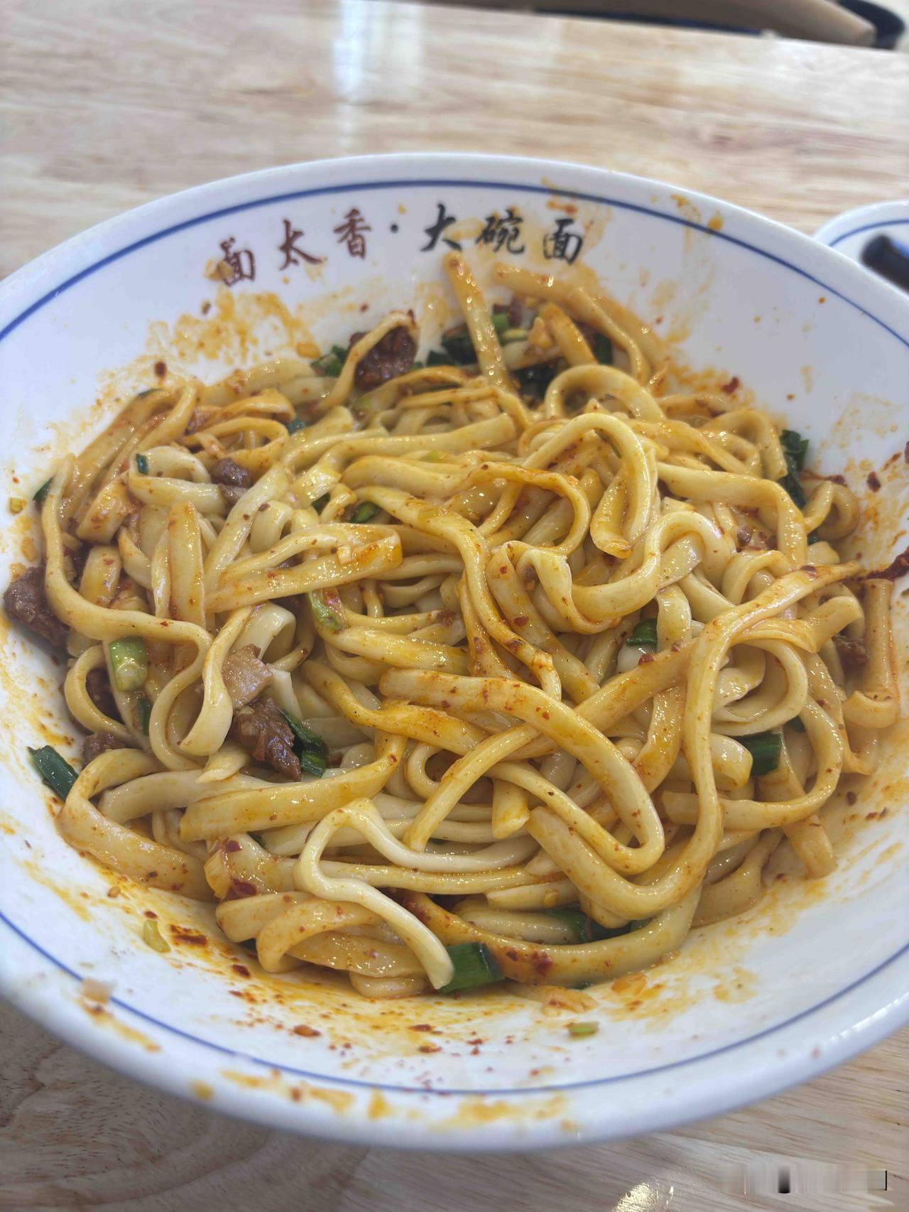 今天在西安吃的油泼面，二合一，不到13元，还送个口香糖。这是驴蹄子面，味道还不错