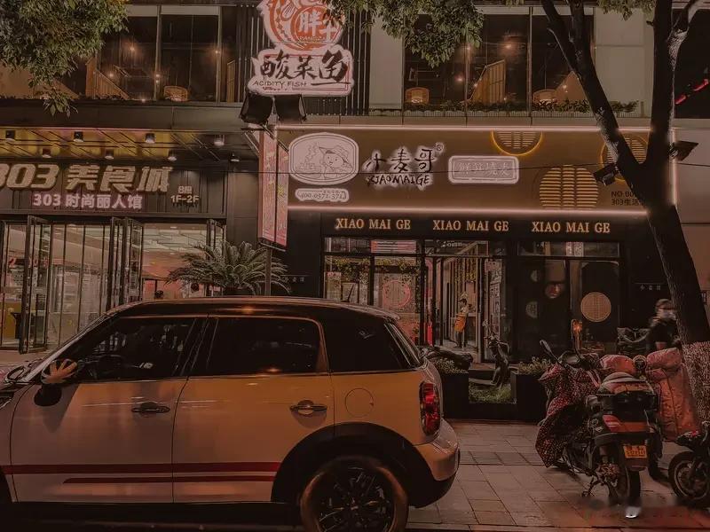 女顾客刚坐下店里瞬间坐满 现在实体店生意不好做，好多店都在转让，不过有些店却能有