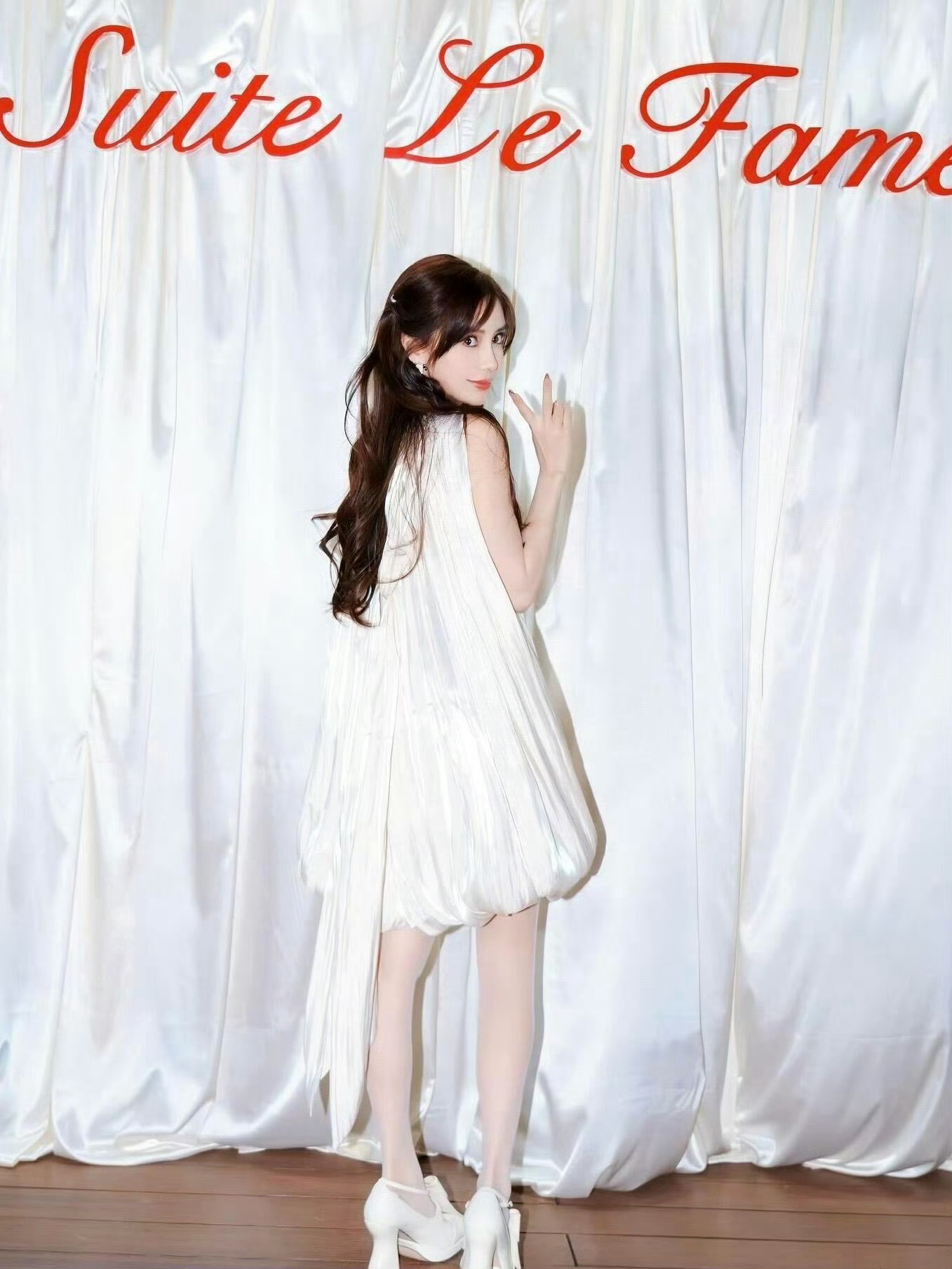 Angelababy耳机一戴切换状态Angelababy白丝 