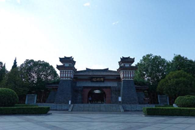 1. 汉武帝刘彻：一生功过争议不断，他到底是千古一帝还是穷兵黩武