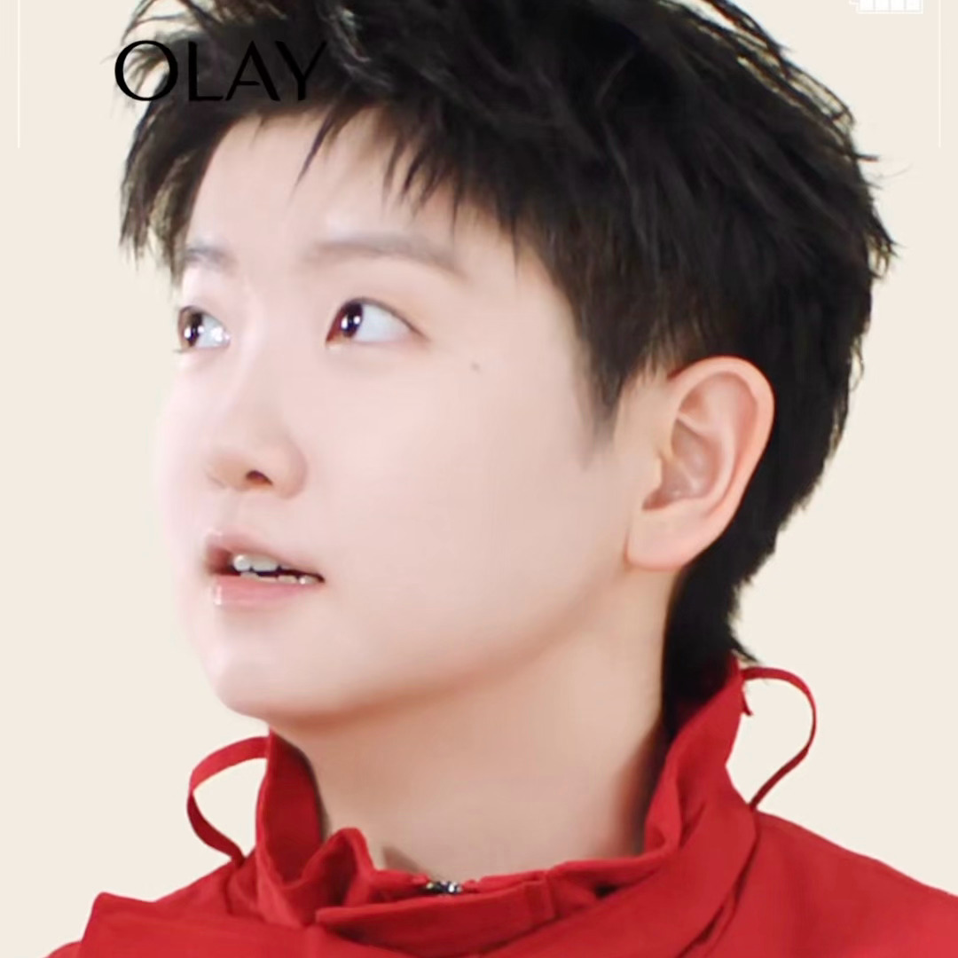 大眼萌妹👀 ​​​