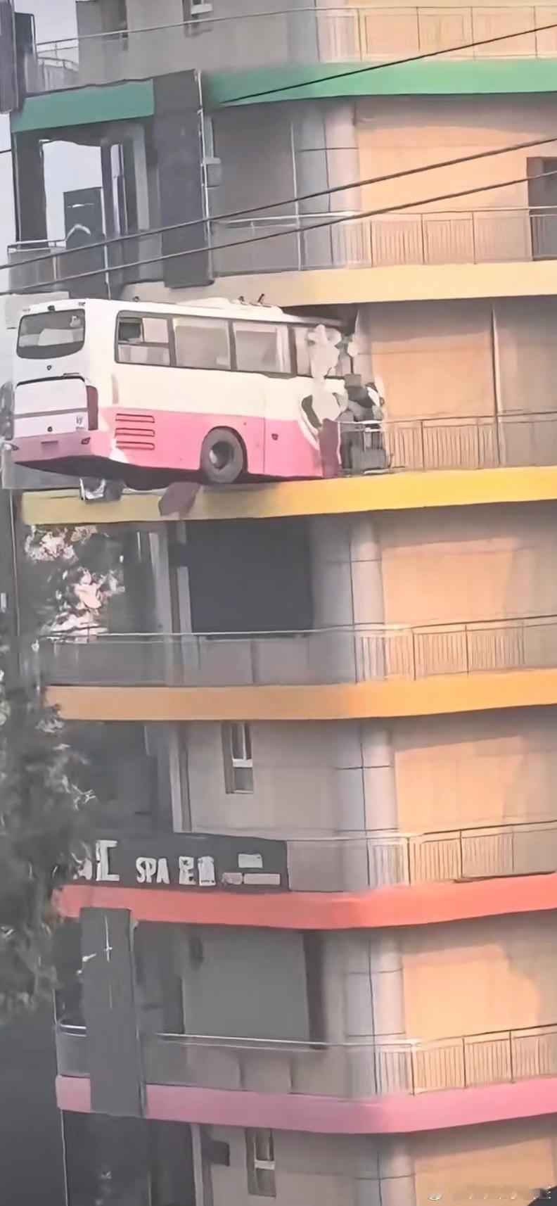 停在八楼的2路汽车