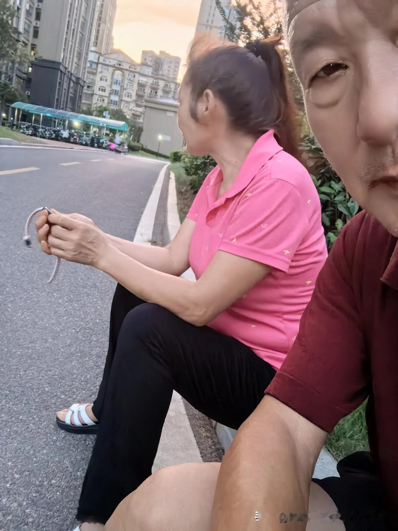 每天下楼陪老婆在小区绿化带坐上个把小时，妻子五十七了，变得越来越粘人，强迫我戒了