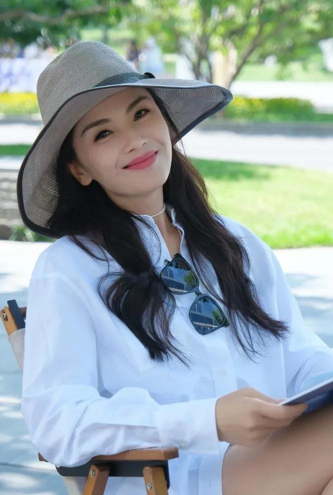 中年女人不用穿得花哨，学学刘涛，一件白衬衫搭卡其短裤，清爽干净，松弛感拉满，舒服