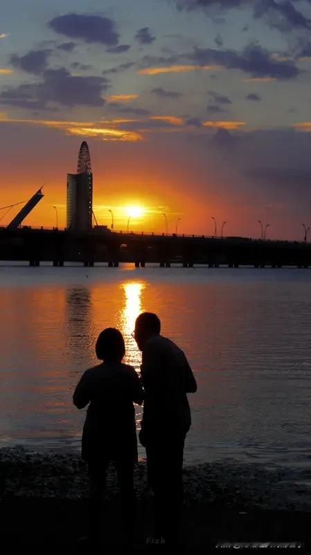 看到“朝迎旭日心情暖”这个上联，瞬间来了兴致。上联描绘了早晨迎接旭日，心情也跟着