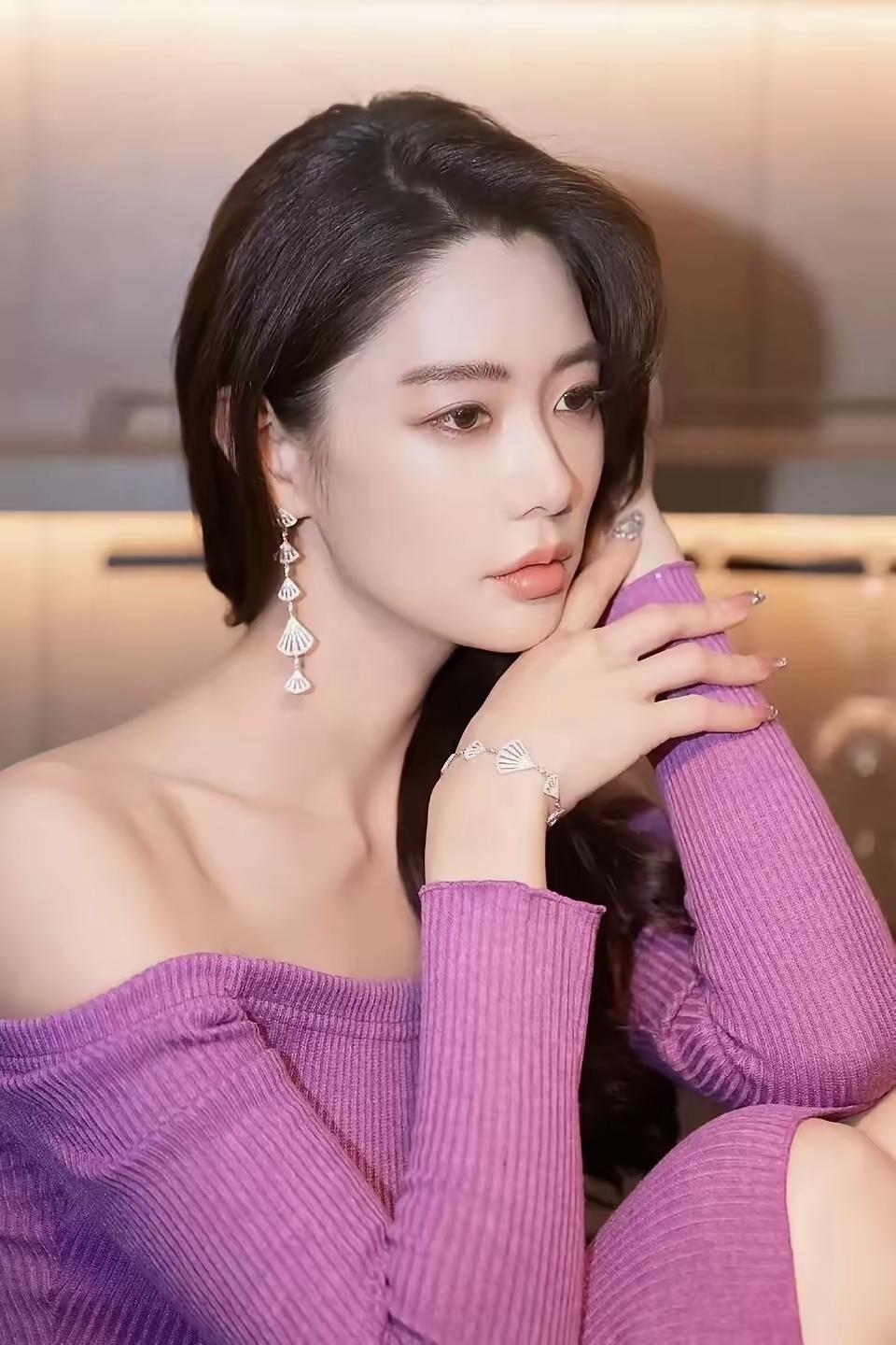 漂亮温婉优雅气质的美女！
紫色长袖针织衫，十分优雅气质的颜色！