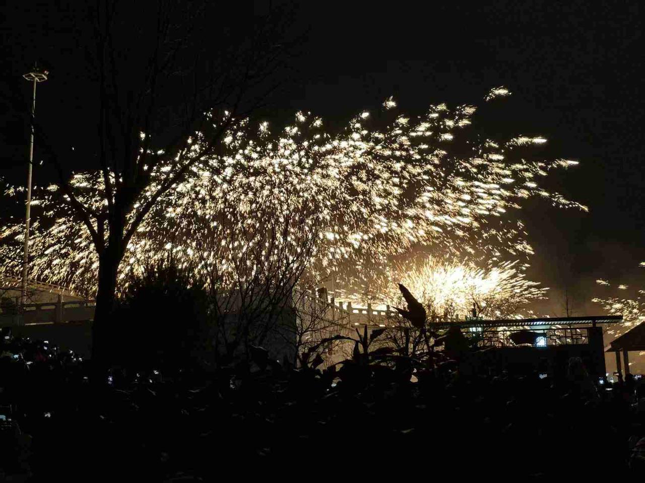 昨天晚上和楼下邻居一起去看打铁花，睡晚了，今天也起晚了。

昨天吃完晚饭下楼去散