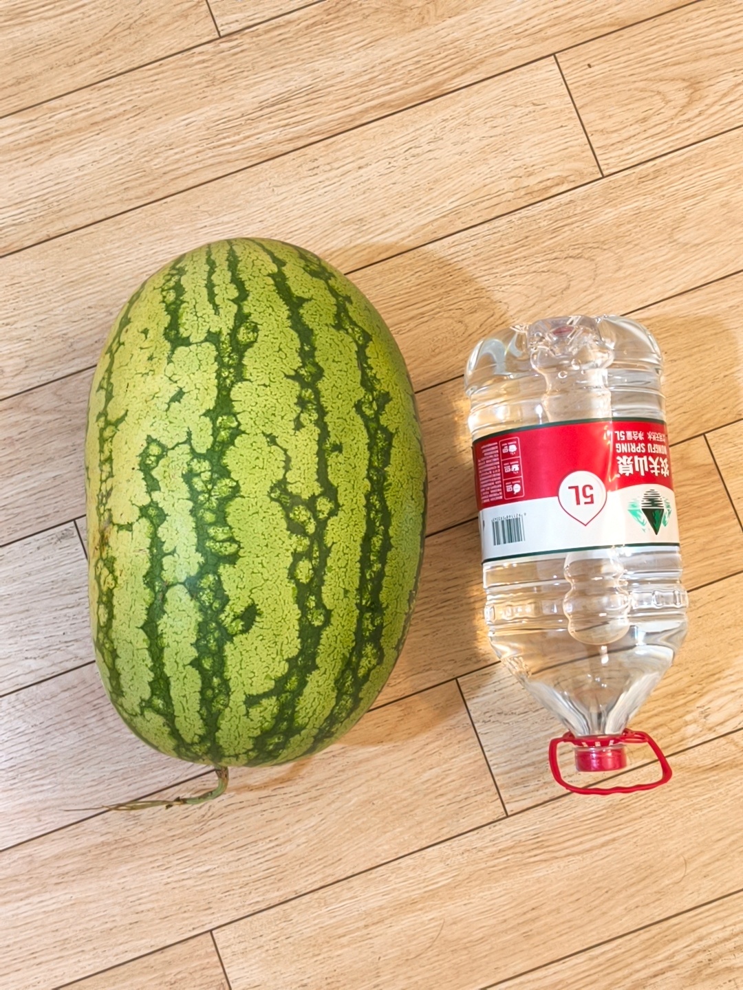 觉得29块钱半个麒麟西瓜太贵了，于是花了27块钱买了个20斤的西瓜这一个人咋能吃