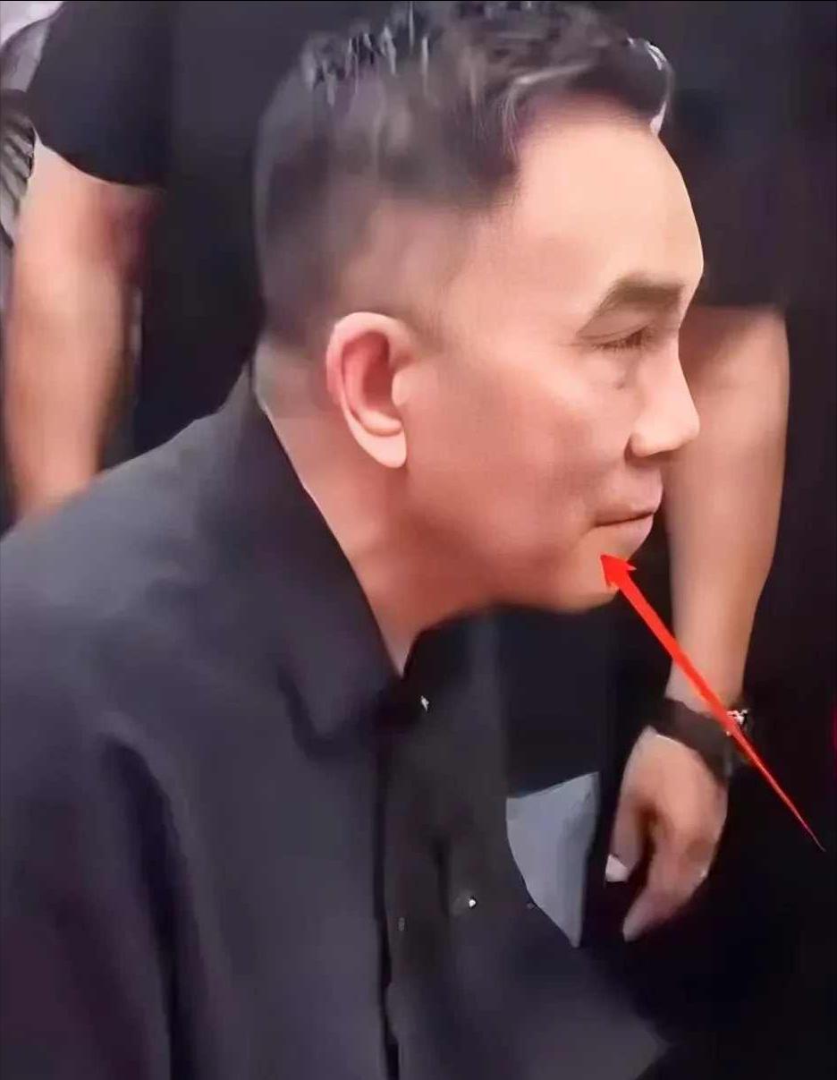 相声界老前辈杨少华前阵子走了，享年94岁。他俩儿子在葬礼上的表现让网友炸了锅。大