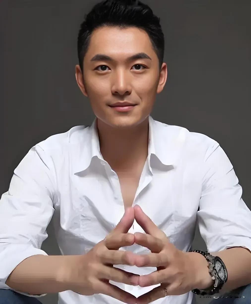以前总以为演员随便拍部戏就赚得盆满钵满，直到看了朱泳腾说的话，才知道这行有多“卷