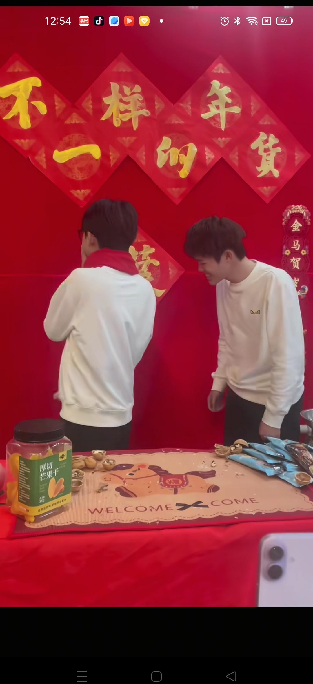 他跳舞的样子，像刚出厂的机器人，四肢全往反方向使劲。
镜头拉近，口罩一摘。
弹幕