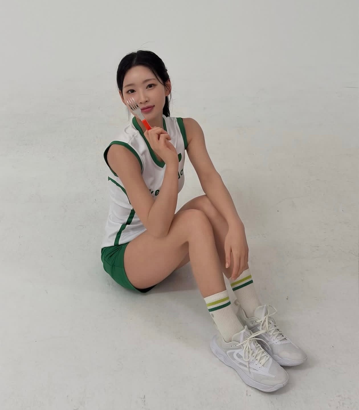 篮天下穿球衣的女孩 韩国运动员LeeJin，别有一番风情的绿色~💚Images