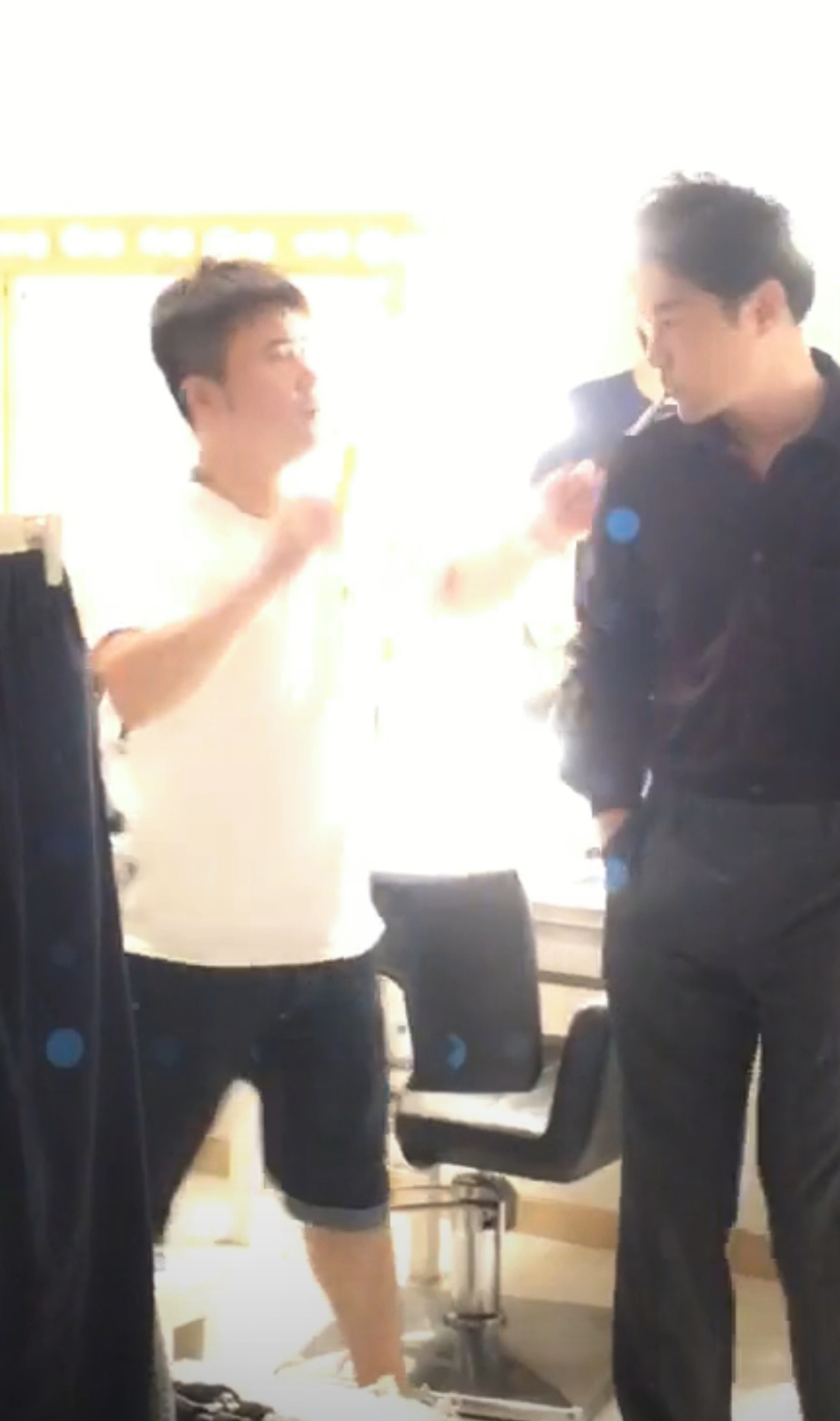 摄影棚也点不了火啊  反正就是叼着过瘾呗🚬 