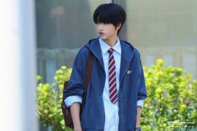 张桂源红条纹领带造型 张桂源顾晨阳红条纹领带造型路透，学长就是学长，学长就是校草