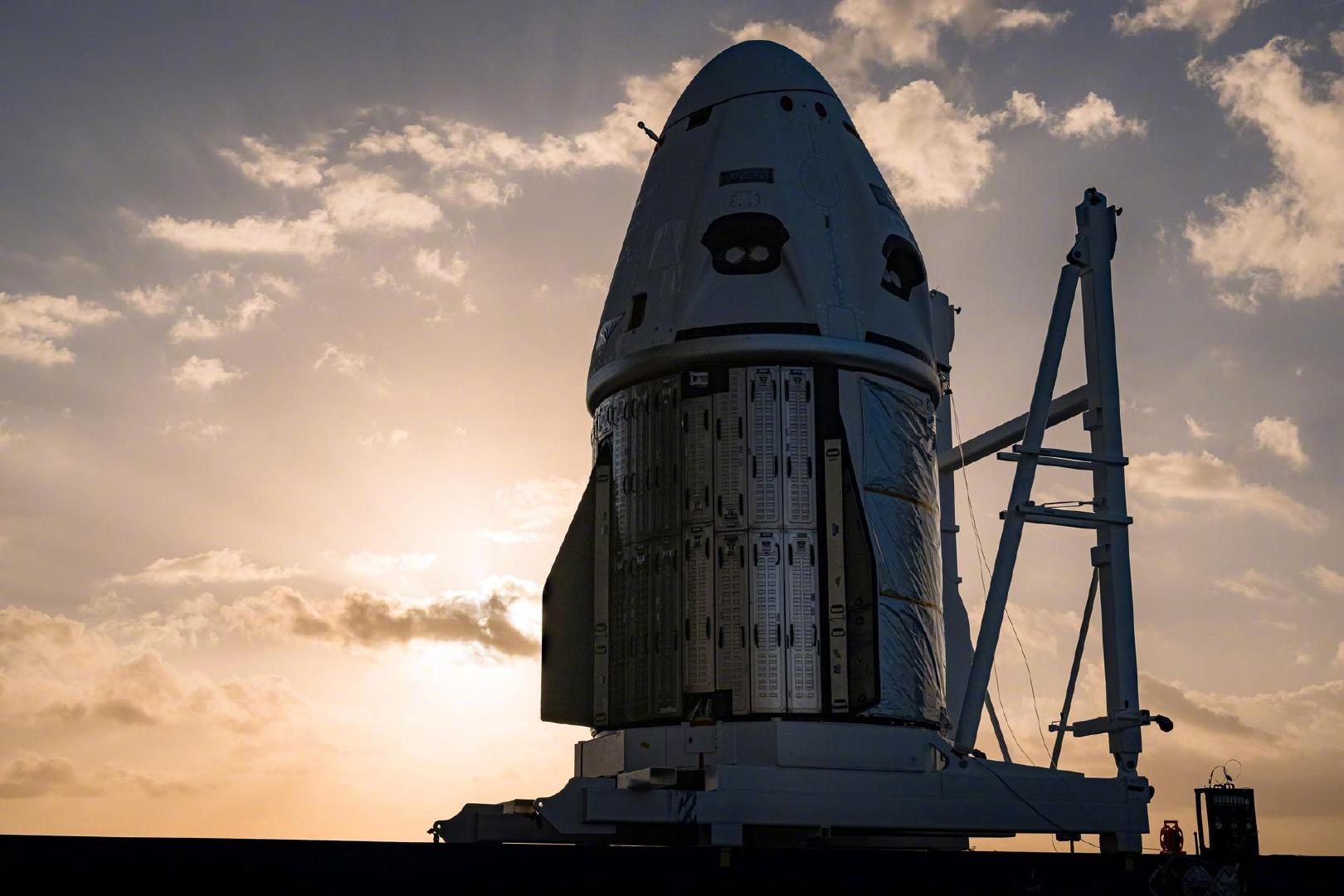 现在的美国，能把宇航员送进轨道的飞船只有一种：SpaceX的载人龙飞船。而Spa