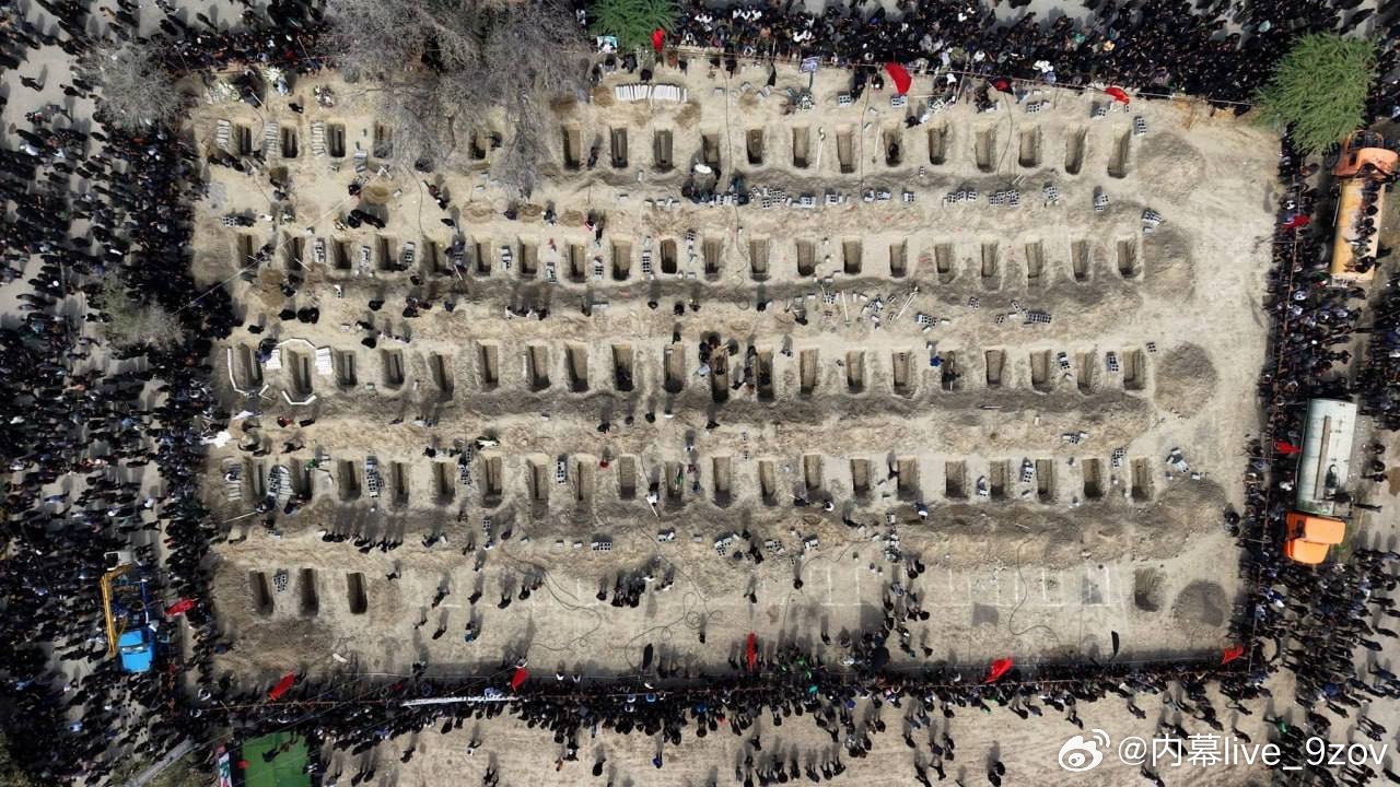 伊朗女童的葬礼这些学生在美以联合空袭中丧生，事发地点是一所女子小学 