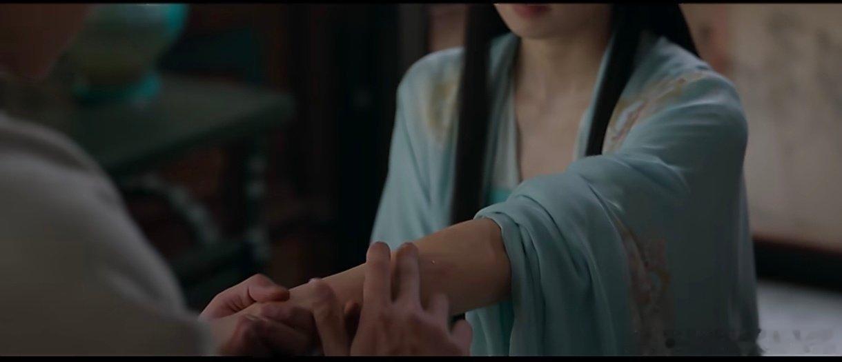 白鹿手臂居然是自己咬的《莫离》剧情揭晓，白鹿饰演的叶璃手臂伤痕并非猴子所咬，而是