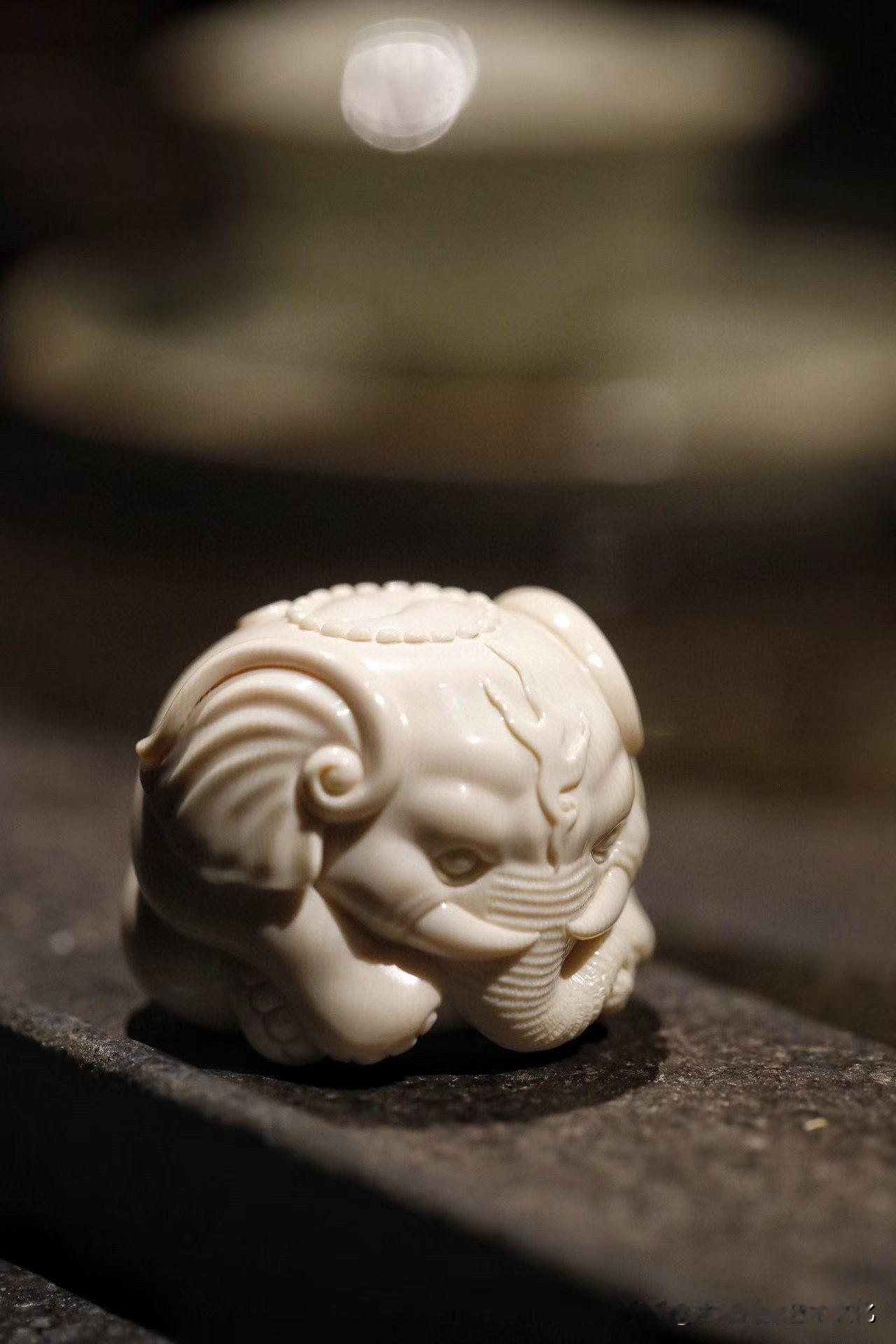 这只“喜象”，小，却很稳。

猛犸的质地细腻温润，
光不是亮出来的，是慢慢浮出来