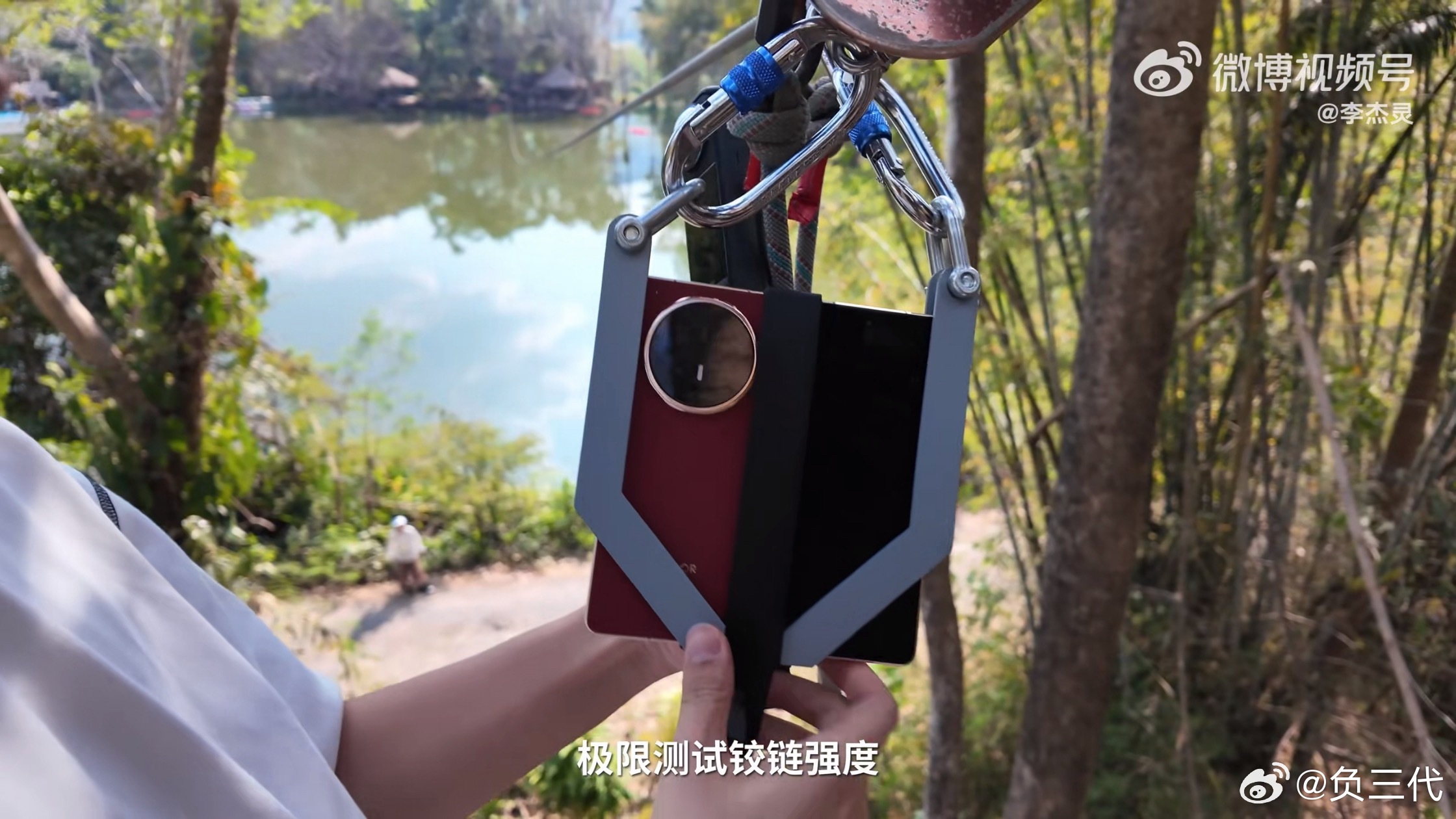 荣耀MagicV6带飞李杰灵荣耀Magic V6的铰链强度属实令人吃惊。李杰灵在