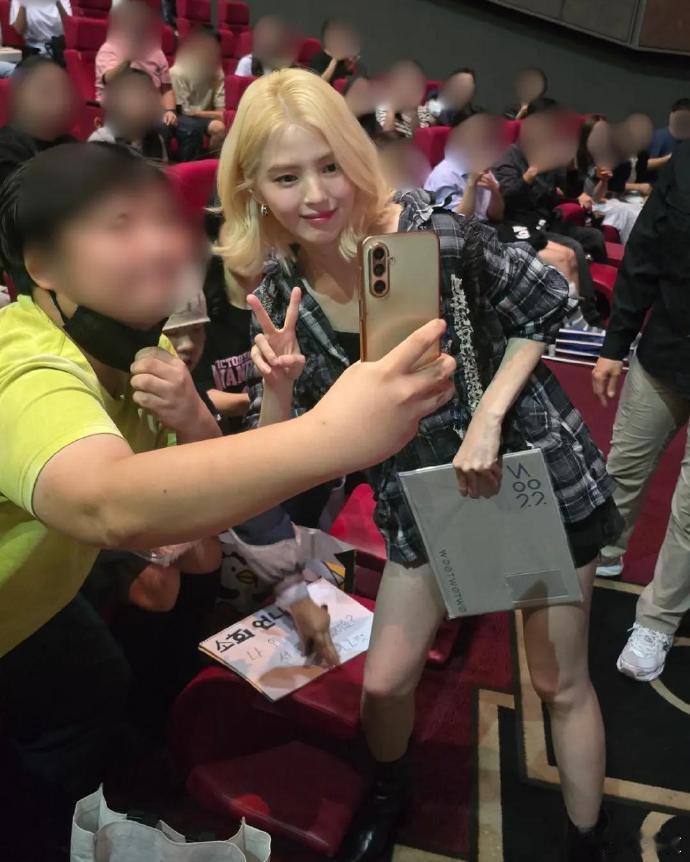 韩素希看到粉丝求交往的反应韩素希0秒同意和粉丝交往 这就是大女主的松弛感吗✨ 面