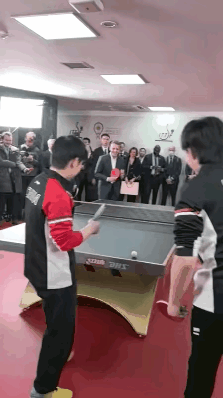 中国的乒乓球外交，在国际交往当中，起到了非常好的沟通融合作用。
马克龙和中国的运