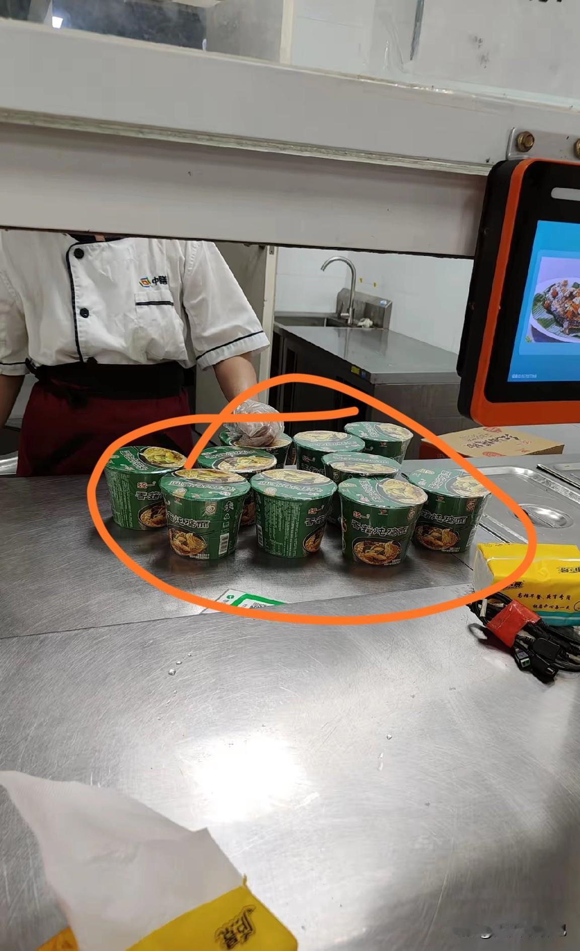 曾经在一个电子厂上夜班，
晚上宵夜都是一桶方便面，
这是台湾老板的厂，
有人认为