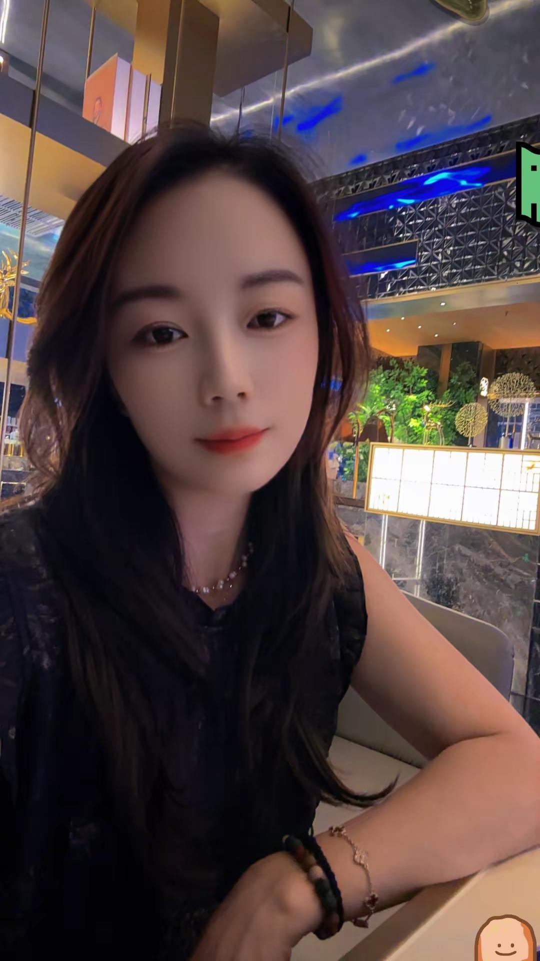 起初，我喜欢有智慧的人；之后，我喜欢心怀慈悲的人；如今，我喜欢情深义重的人，归根