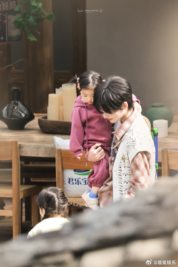 余宇涵猜完你的猜你的余宇涵真的太敬业了！童年照猜猜猜玩得超投入，猜完别人的就轮到