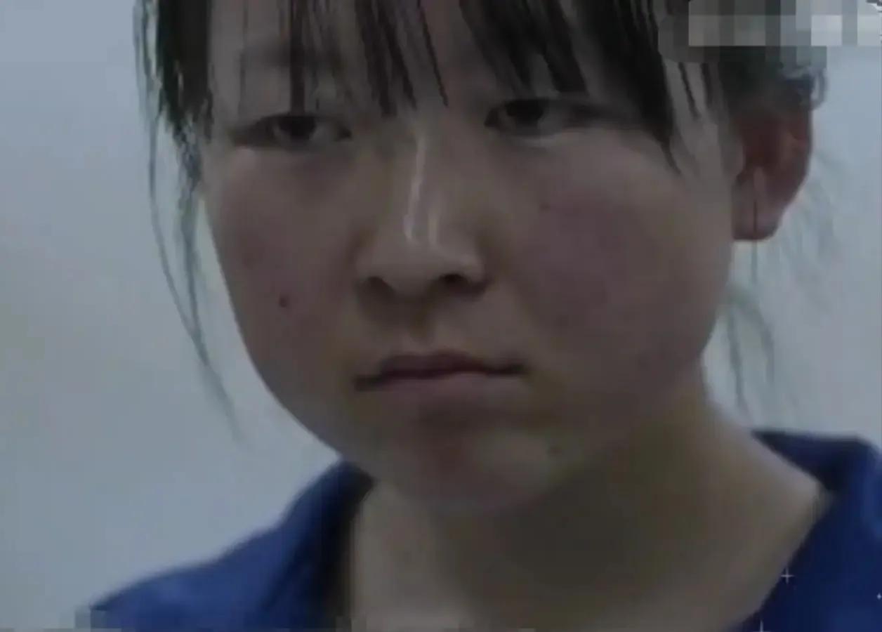 甘肃一女子从小就没了父母，是叔叔和奶奶把她拉扯大的。叔叔自己家里也有好几个孩子，