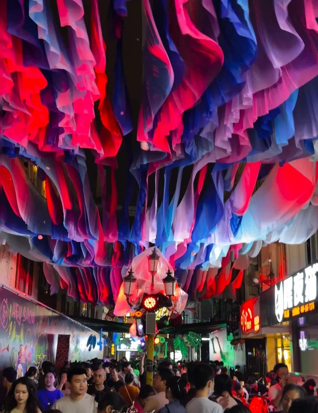 我真服了！万圣夜领SHOW 这么多人吗
人来
人从四面八方来
好多人好热闹哈哈哈