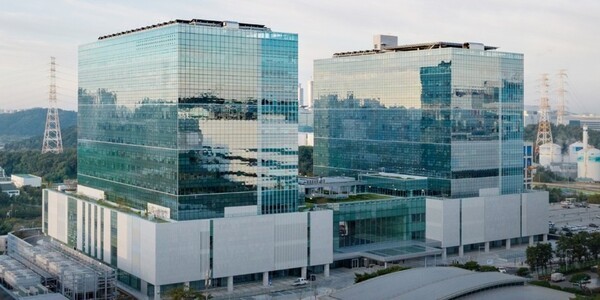 苹果首款折叠屏 iPhone OLED 面板正式进入量产阶段，三星显示独家供应三