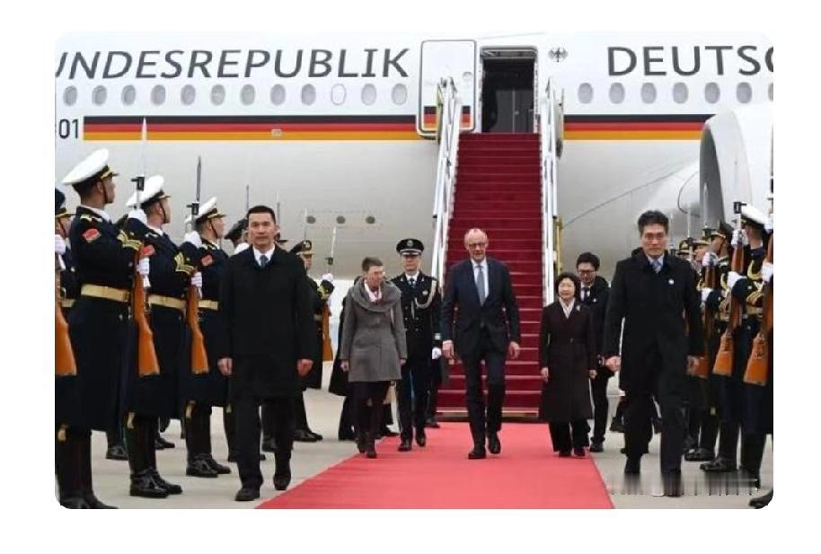 日本对德国总理访华那叫一个紧盯，背后藏着不少复杂心思。德国和日本经济形态相似，过