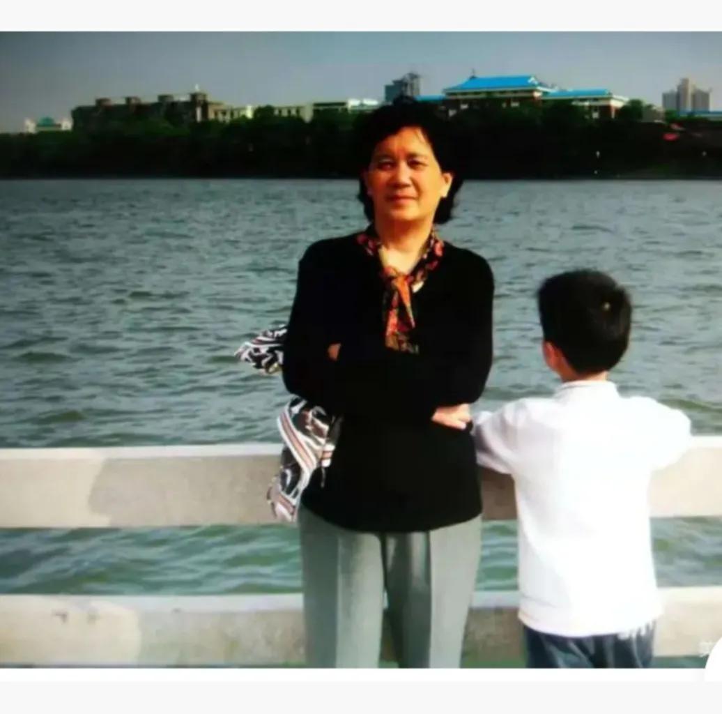 #晒照片你与妈妈长得是否像##秋日生活打卡季# 59岁的妈妈，40岁的我