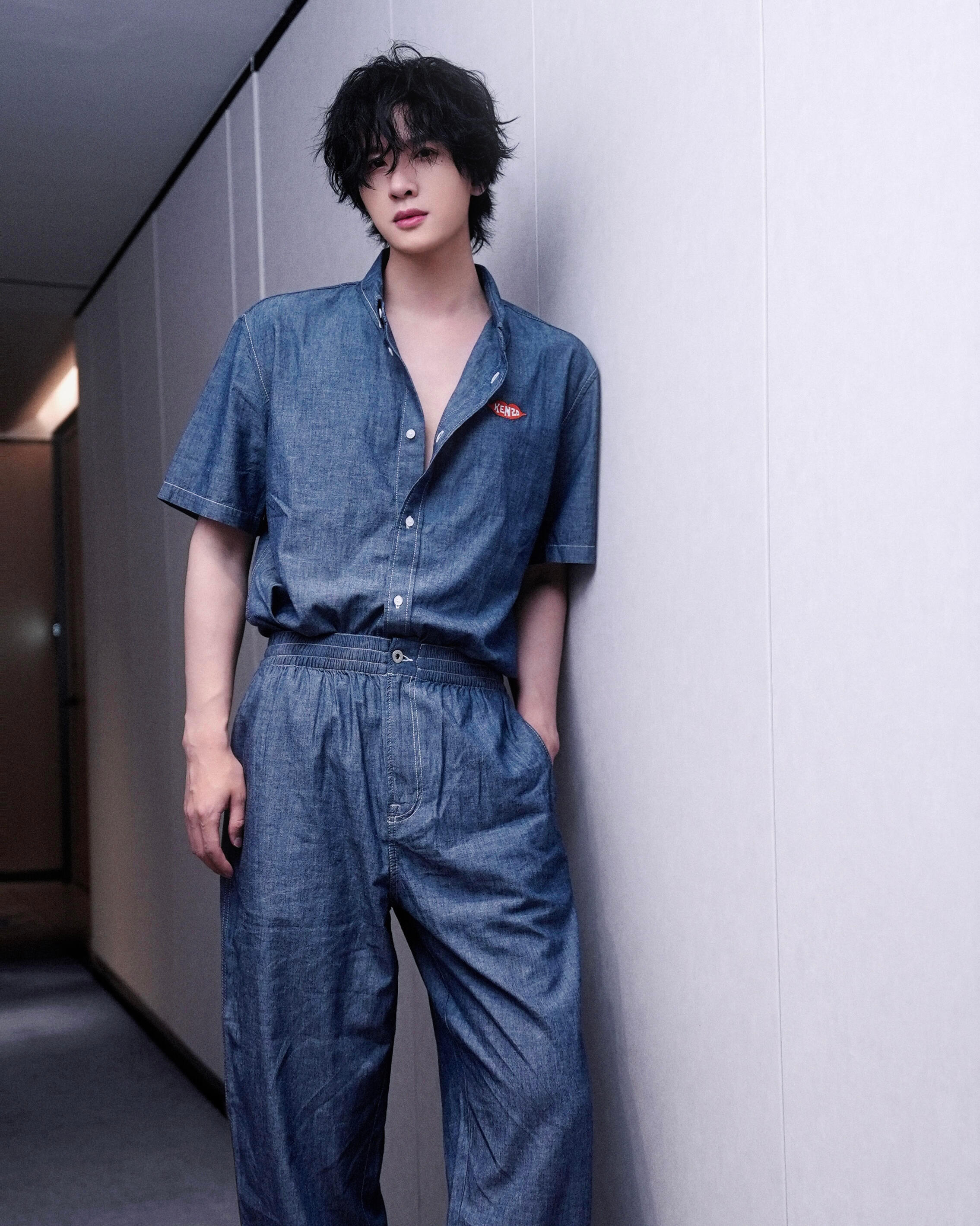 展轩 in KENZO，卷毛男模来袭，演员、歌手展轩出镜Kenzo 2026七夕