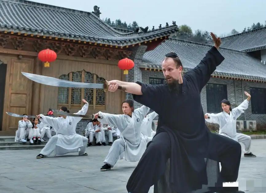 别再傻乎乎给武当山那两万多名老外叫好了！人家漂洋过海可不只是来“体验中国文化”的