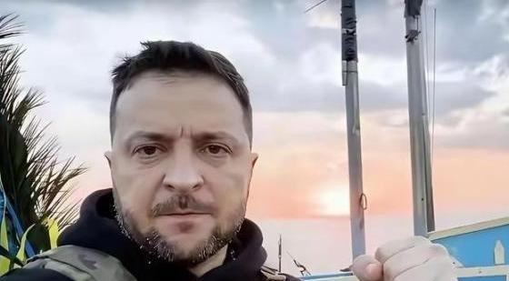 乌克兰战争打了整整五年，最讽刺的事情发生了！
 
泽连斯基的支持率从91%跌到谷
