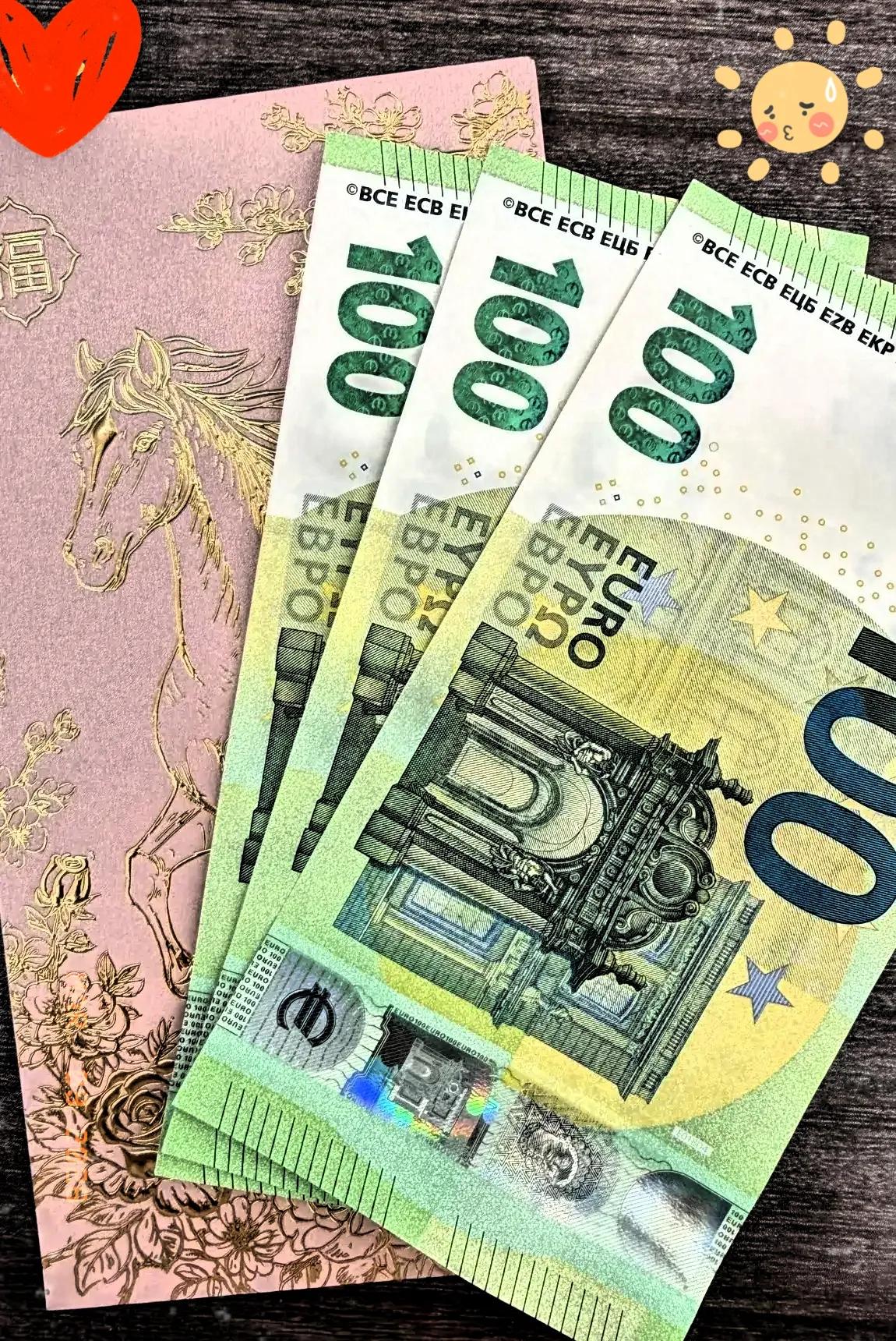 昨晚一家子聚餐，常年在国外定居的大姨终于露面了。

临走时她笑眯眯地给我闺女塞了