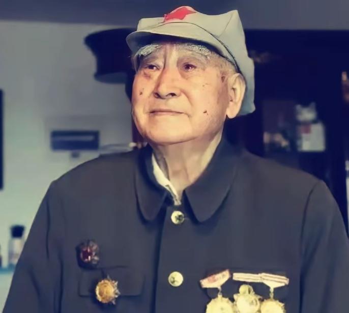 1943年，八路军政委秦光腰部中弹，两个汉奸走到了他身边要补刀。突然，秦光低声说