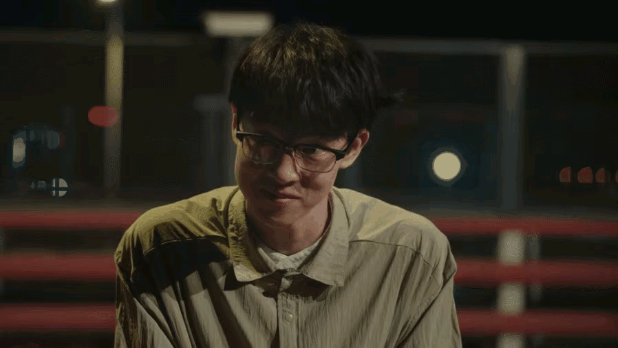 《在人间》大结局，徐天演得太好了。​从疗养院出来，徐天没有吃药，他想留住身体里的